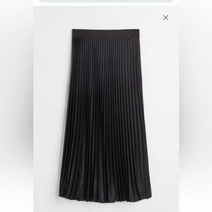 H&M black pleated midi skirt- Small